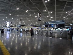 あっという間に成田空港
カードラウンジで休憩しようと出発ロビー通過

まだまだ静かな感じ
