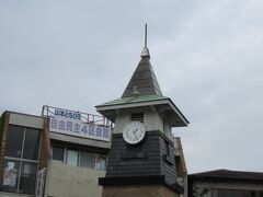 駅前の広場の時計塔