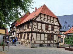 Schiefes Haus（傾いた家）

1680年頃に布地の縮絨工房として建てられました。

建物の周囲は水路になっており水車があるのですが、その水の流れがどうやら基礎壁を押し流した結果傾いたそうです。

傾斜角度は7度、ピサの斜塔の2倍！！