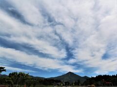 磐梯山ＳＡからの磐梯山と青空に白い雲です。