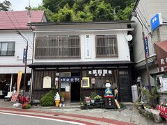 会津柳津駅とは反対の方向へ歩いて行きました。

この辺りも圓蔵寺の門前町らしく、街の目抜通り『赤べこ通り』沿いにお店が立ち並んでいます。

こちらは和菓子店『岩井屋菓子店』さんです。