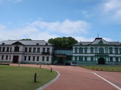 国立工芸館。
東京都千代田区にあった東京国立近代美術館工芸館が2020年、こちらに移転してきました。建物は旧陸軍第九師団司令部庁舎（南東側）と旧陸軍金沢偕行社（北西側）の2つの建物を移築して再利用しています。東京にあった時に工芸館は入ったことがあるので、ここでは外観のみ見学して先に進みます。
