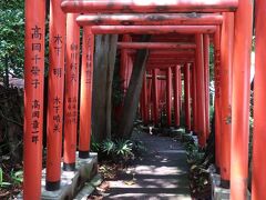 石浦神社の境内に向かって降りて行きます。