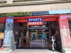 スポーツ用品店の「Sports Direct」です。
フットボールのイングランド代表チームのエンブレムである「スリー･ライオンズ」が描かれたTシャツを購入しました。