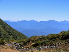 前回の旅行記の続きです。
千畳敷カールの周囲に沿った遊歩道から南アルプスの景色を見ています。
実際の景色はカールの部分が広く、見えている剣ケ池ももっと小さく見えるのですがズームにするとこんな感じに見えました。