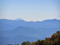 富士山は頭を少しだけ出した姿が微笑ましい。
独立峰で均衡が撮れた美しさはここからは望むべくもありませんが、山頂部分の姿は何処から見ても富士山です。