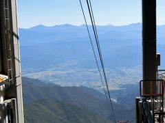 ロープウェイ乗り場からも富士山、北岳、間の岳のが見えます。