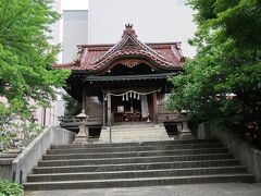 ホテルの朝食会場から見えていた神社に立ち寄ってみます。
大きなホテルの立ち並ぶ駅前エリアでひっそりと鎮座されています。白鬚神社という神社らしい。