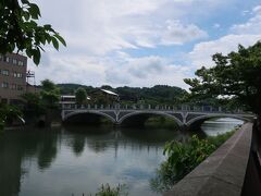 横を流れる浅野川と浅野川大橋が見えます。