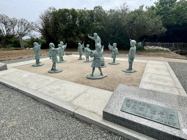 二十四の瞳の像「せんせあそぼ」<br />ジャンケンしてるっぽい。