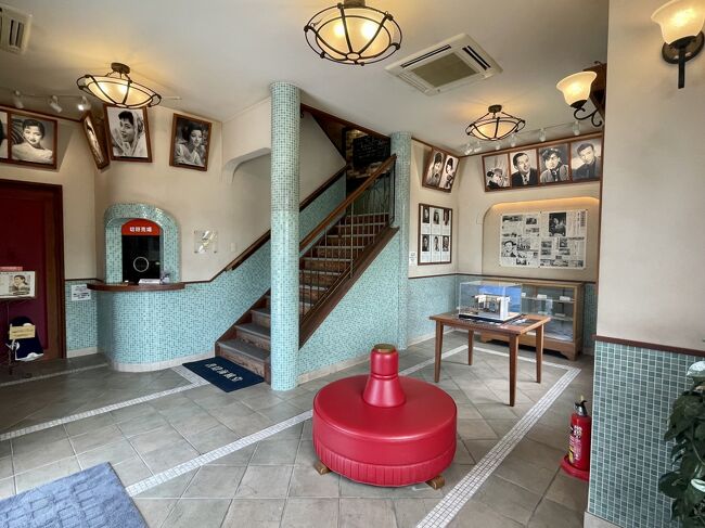 昭和の映画館を再現されています。<br />ドアの奥では二十四の瞳が上映中でした。