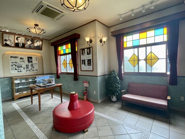 レトロな空間が広がっています。<br />ステンドグラスも可愛い。