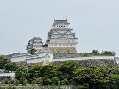 大手門（桜門）から三の丸に入る。
まずは天守を正面から