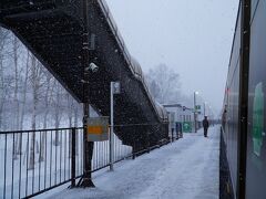 日高山脈の長いトンネルを高速で越えるとトマム駅に到着。標高537mと北海道内で最も高い駅です。沢山雪が積もる地ですが、駅に屋根はありません。

隣の新夕張駅では、2019年に廃止された夕張線の跡があります。北海道の鉄道はあちこちで廃止が進んでいますが、まだ北海道を鉄道で一周出来ます。今後はどうなるか分かりませんが。