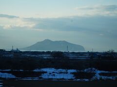 車窓から函館山が見えます。海に浮かぶ島の様で迫力あります。北海道ともこれでお別れです。私は冬が好きなんで今度は真冬に来ます。
