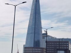 ロンドン･ブリッジを歩いています。
この高層ビルは「ザ･シャード(The Shard)」でイギリスで最も高く高さは310mです。