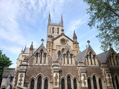 ロンドン･ブリッジのたもとに立つのは「サザーク大聖堂(Southwark Cathedral)」です。ゴシック様式で美しいですね。