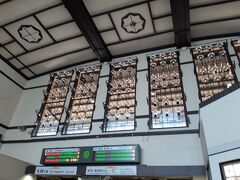 　小樽に到着です。　　駅の上のほうの壁には、ランプが並んで素敵です。