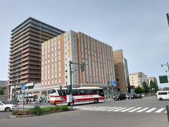 小樽を出て、左に見える建物が、今日のホテル
「ドーミーインPUREMIUM小樽」です。
