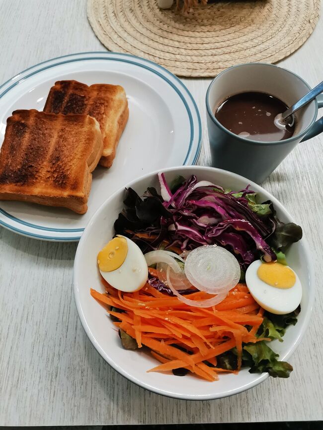 Baan Mai Kradan Hostel Chiang Rai<br />バーンマイクラダン　ホステル　チェンライ<br /><br />サラダとトーストとホットココア