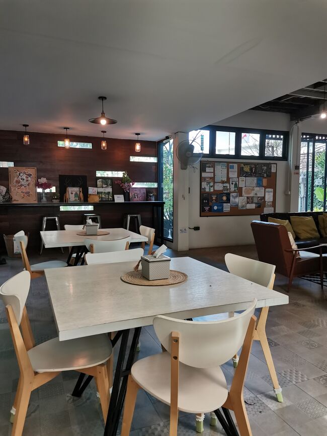 Baan Mai Kradan Hostel Chiang Rai<br />バーンマイクラダン　ホステル　チェンライ<br /><br />ダイニングエリア<br />既本的に全員に朝食はついていますが、<br />食べない人もいるのか、毎日満席になることはありません。<br />