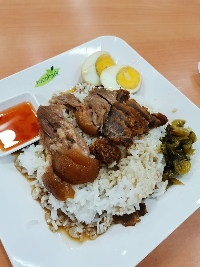 BIG Cのフードコートでランチと言うか早めの夕食<br /><br />カオカームー（豚足煮込みぶっかけご飯）　60B<br />煮卵10B