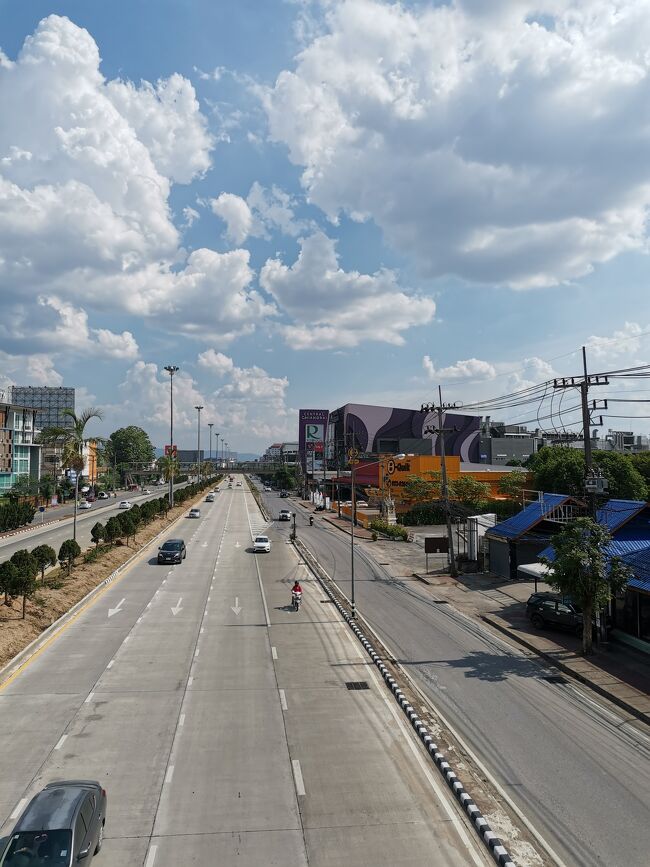 BIG Cの前の幹線道路の反対側に行きます。<br />いい天気だ！