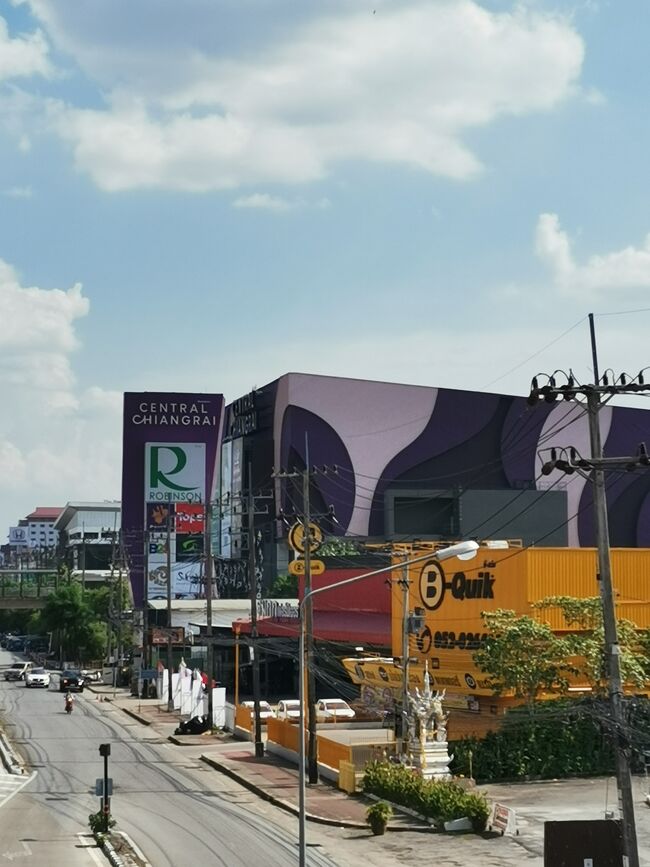 反対側にはセントラルショッピングセンターがあるんです。<br />便利！