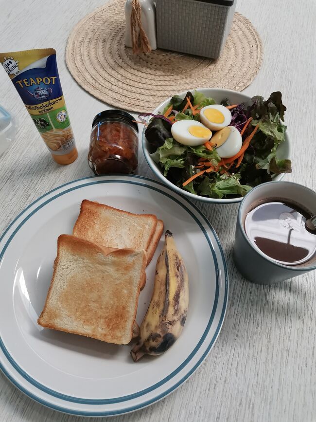 Baan Mai Kradan Hostel Chiang Rai<br />バーンマイクラダン　ホステル　チェンライ<br /><br />朝食<br />メニューは変わらないので、自分で工夫をして頂きます。<br />ビエンチャン在住のお友達にもらった<br />自家製のマーマーレードを登場させて<br />バナナマーマーレードサンドにして頂きます。