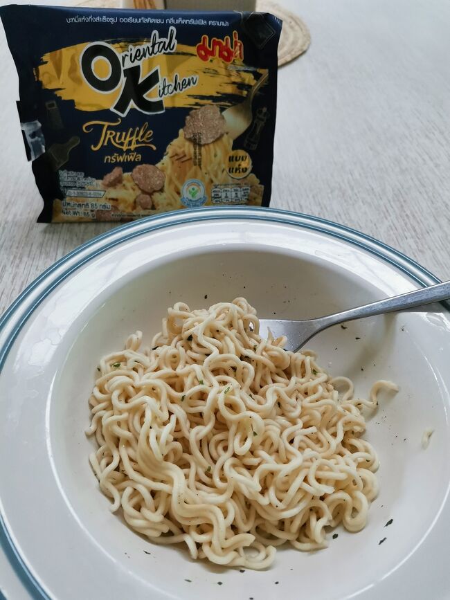 Baan Mai Kradan Hostel Chiang Rai<br />バーンマイクラダン　ホステル　チェンライ<br /><br />ネットフリックス三昧で外に食べに行くのが面倒だから、<br />BIG Cで買ってきたトリュフ味のママー（インスタント麺）を<br />お夕飯に。<br />質素だな。<br />温泉卵も買ってくればよかった。<br /><br />新商品のトリュフ味のママーはまぁトリュフオイルの香りがしっかりしてるので、<br />香りは合格だけど、いかんせんインスタント麺なんでね。<br />でも一食15Bだったらコスパいいかな。