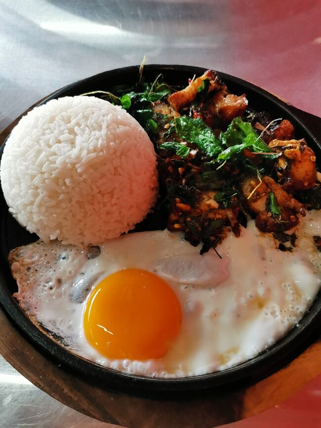 ミーチャームキッチン　チェンライ<br />Mee Chaam kitchen chiangrai <br /><br />ガパオムーグローブ　85B 340円<br />熱々鉄板で登場！<br />ジュージューいってます。<br />たまごもいい感じの黄身の状態。<br />日本で食べたら1200円位しそう。<br />辛さは少な目で注文。<br />ガパオのいい香り。<br /><br />美味しかった！<br />またここは来たい。<br />接客もよかった。