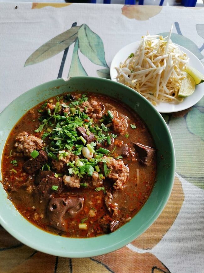 ナムギャオワンディー　チェンライ<br />Namgiau wan dee Chiangrai <br /><br />ナムギャオカノムジン（米細麺）大盛り　50B