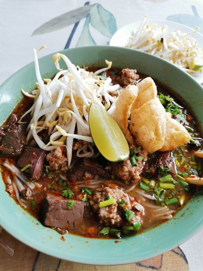 ナムギャオワンディー　チェンライ<br />Namgiau wan dee Chiangrai <br /><br />もやしトッピングして、マナオ（タイのライム）を絞って頂きます。<br />ケープムー（揚げた豚皮）は一袋5Bと破格の安さ