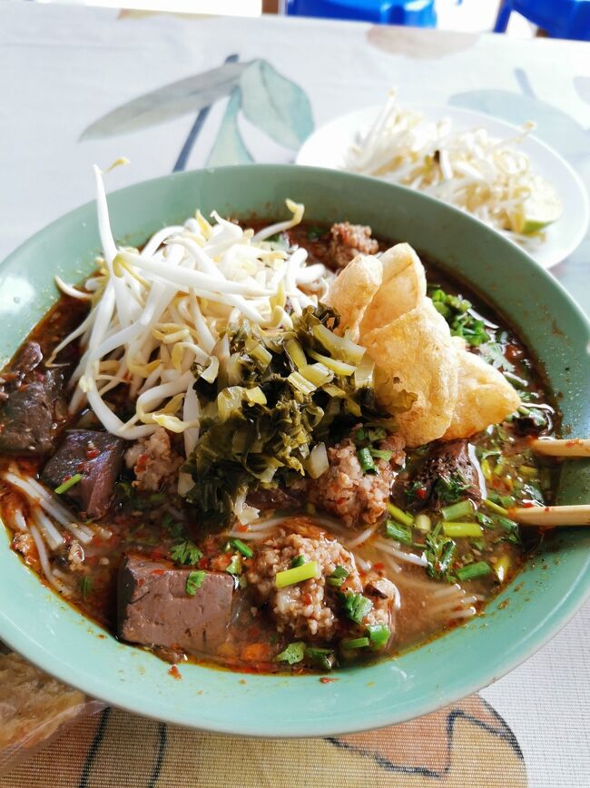 ナムギャオワンディー　チェンライ<br />Namgiau wan dee Chiangrai <br /><br />テーブルにあるお漬物（パッカドーン）も入れるとより酸味が増して<br />美味しい！<br />ナムギャオ、私のソウルフードだな。