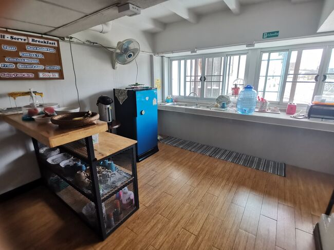 11日目<br />宿チェンジしまーす。<br />コネクトホステルは2泊しました。<br />ホテルレビューはまた別の旅行記で<br /><br />今日から一泊<br />Stayin hostel Chiangrai <br />ステイイン　ホステル　チェンライ<br /><br />共用スペース<br />お茶など24時間飲めます。