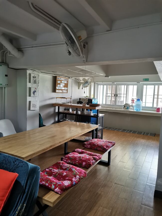 Stayin hostel Chiangrai <br />ステイイン　ホステル　チェンライ<br /><br />今日は宿泊客少ないからいいけど、<br />ここが満席になるくらいだとちょっと狭いかも。<br />明日から3週間ほど休業するから、<br />お客さんいないの。<br />