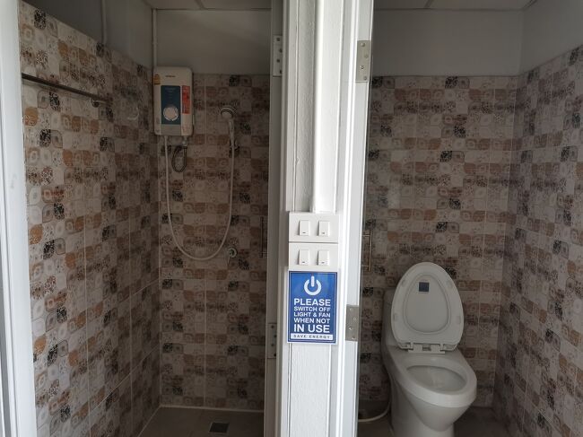 Stayin hostel Chiangrai <br />ステイイン　ホステル　チェンライ<br /><br />トイレとシャワーは分かれているけど、<br />男女別ではない。<br />男性には是非とも座って用を足して欲しい。