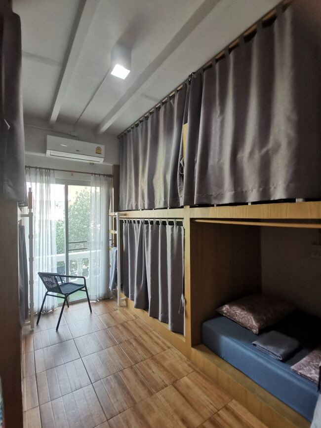 Stayin hostel Chiangrai <br />ステイイン　ホステル　チェンライ<br /><br />女性ドミ　8人部屋<br />作り付けのしっかりした二段ベッド。<br />これだと揺れが気になりません。<br />もちろん下段をリクエストして、<br />他にお客さんもいないので、<br />ちゃんと下段がアサインされました。