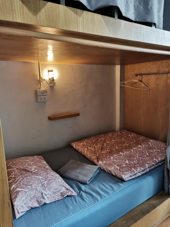 Stayin hostel Chiangrai <br />ステイイン　ホステル　チェンライ<br /><br />コンパートメントの大きさも広いし、もちろんライトもある。<br />清掃の時見てたけど、<br />ちゃんとシーツも取り替えてるし（当たり前だけど）<br />一泊だけって勿体無い。