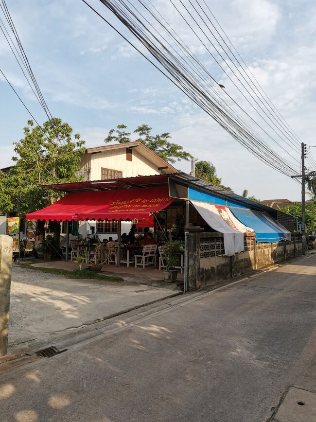 ラーンクンヤーイ　バイ　シェフケン チェンライ<br />raan khun yaay by Chef Keng Chiangrai <br /><br />ステイイン近くのタイ食堂