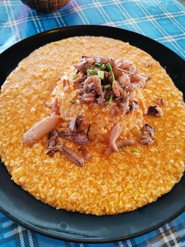 ラーンクンヤーイ　バイ　シェフケン チェンライ<br />raan khun yaay by Chef Keng Chiangrai <br /><br />やっぱりオススメメニューの<br />Creamy omelette with crab にしました。<br />100B<br />私、この形状のオムレツ知らなかったんだけど、<br />タイ料理語で検索すると結構ヒットするから<br />タイ料理として認知されているんだね。
