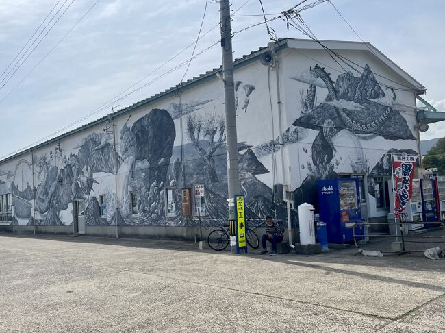 坂手港へ到着！坂手港もアートなターミナル。<br /><br />15:15発の神戸行きのフェリーのチケットを窓口で購入。<br />ジャンボフェリー、一番安いクラスは一人1,990円也。<br />