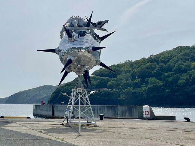 港にはこんなアートも。上にはドラゴンの姿が。