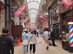 日本一長い商店街と言われる天神橋筋商店街です。
全長は2キロ以上とすべて歩くとなかなかに大変ですが、所々食べ歩きができるお店もあり、のんびりと歩くには良いところでした。
