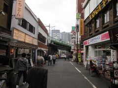 国立競技場の最寄り駅はJRだと中央総武線の「千駄ヶ谷駅」か「信濃町駅」
地下鉄だと大江戸線の「国立競技場駅」

多摩地区からだと千駄ヶ谷駅が最寄り駅となりますが、三鷹以西に住んでいる我々は新宿で中央線快速（オレンジの車両）から中央総武線（黄色い車両）に乗り換える必要が在ります。
乗換の手間暇や千駄ヶ谷駅の混雑を懸念した我々は新宿で電車を降りてサザンテラスを抜けて代々木駅前を抜けて徒歩にて国立競技場を目指します

家内の実家は代々木にあり、幼少の頃も徒歩で外苑等に出かけていたそうで、その慣習が今も残っているとの事

今回我家は夫婦2人でのお出かけですが、実家の義両親も改修後の国立競技場に行った事が無かったそうで、サッカー関係の仕事をしている義弟が良い機会だからと招待したそうです。

別に待ち合わせをした訳では無いのですが偶然にも代々木駅前で義両親と義弟一家と遭遇、一緒に徒歩にて国立競技場を目指します（笑）