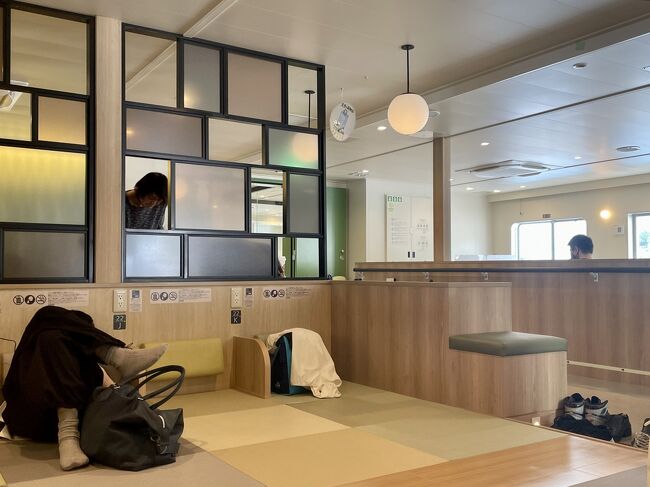 フェリーも進化してますね。昔に乗ったフェリーとは大違い。<br />横になれるスペースは一人ずつスマホ用にコンセントもあり、<br />一応寝顔を見られないように仕切りもありました。<br /><br />コーヒーやうどんなどの軽食、<br />お土産屋やお菓子などを販売する売店は、すべてセルフレジ。<br />相棒が万引きする人がいないのか、心配していました。