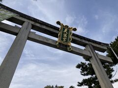 終点の「北野白梅町」で降りて「北野天満宮」へ。
「天神さん」と呼ばれてるそう。
牛の銅像があちこちにありました。
撫でられてツルツルになってる所も。