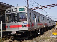 ●富山地方鉄道/岩峅寺駅

来た時と違う、更に奥のホームを利用しました。
2路線が交わう駅。
こちらは、南富山駅方面へ向かう上滝線のホームになります。