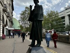 今日もたくさん歩きます。
ホテルからシャーロック・ホームズ像まで30分。