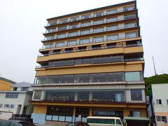 本日宿泊の旅館は、礼文島で一番人気の「花れぶん」さんです。９階建です。